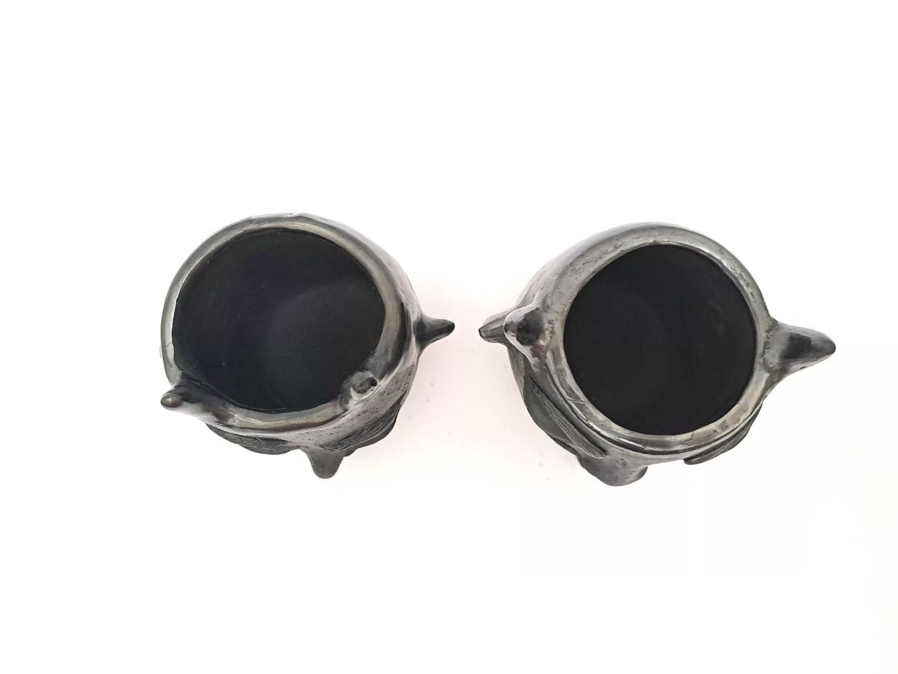 PAR DE VASITOS TEQUILEROS ARTESANALES DE BARRO NEGRO CON ROTRO DE DIABLO (7CM), DECORATIVOS, LULA´NAYA´NI. - Imagen 4