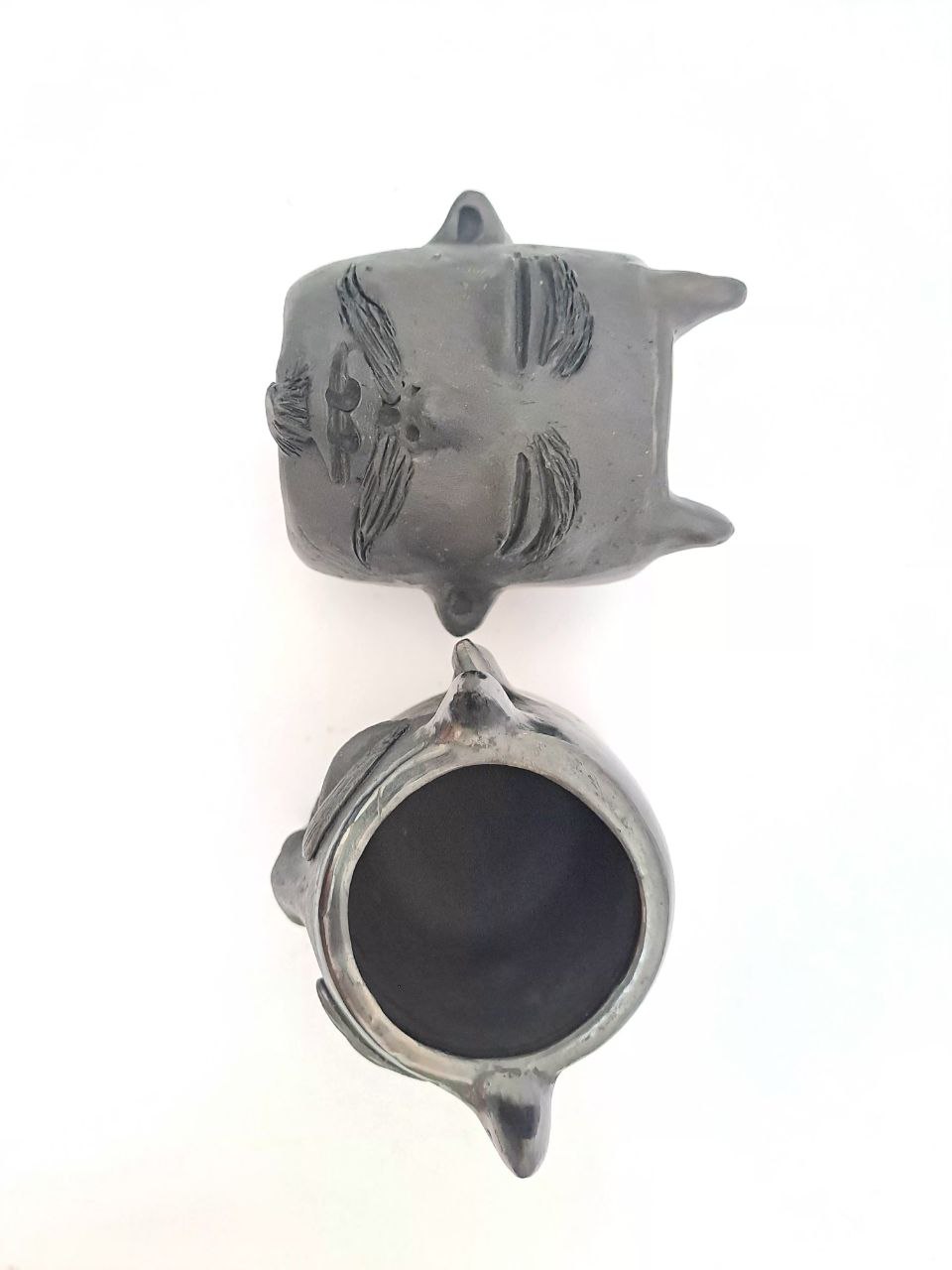 PAR DE VASITOS TEQUILEROS ARTESANALES DE BARRO NEGRO CON ROTRO DE DIABLO (7CM), DECORATIVOS, LULA´NAYA´NI. - Imagen 6