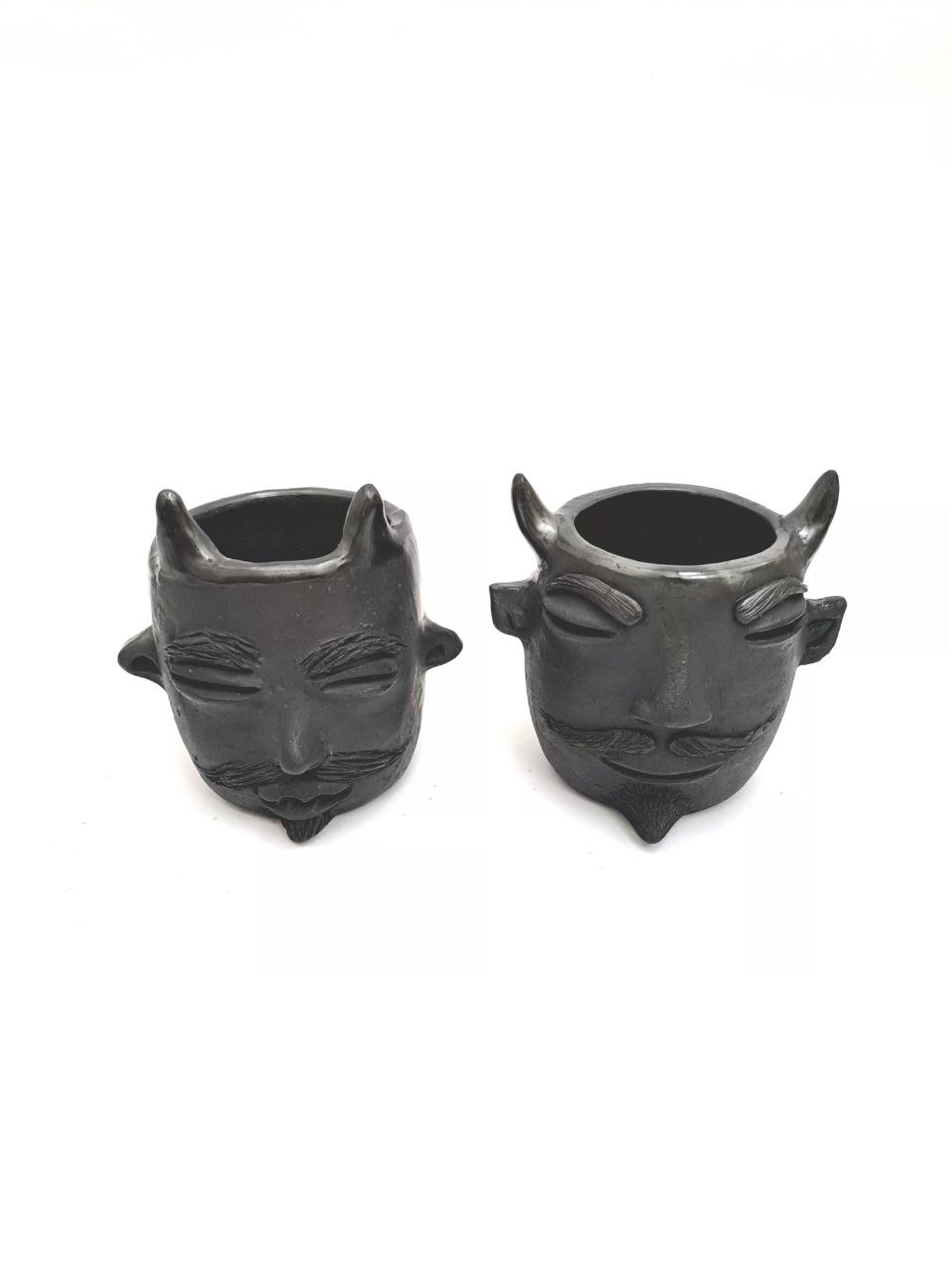 PAR DE VASITOS TEQUILEROS ARTESANALES DE BARRO NEGRO CON ROTRO DE DIABLO (7CM), DECORATIVOS, LULA´NAYA´NI. - Imagen 7