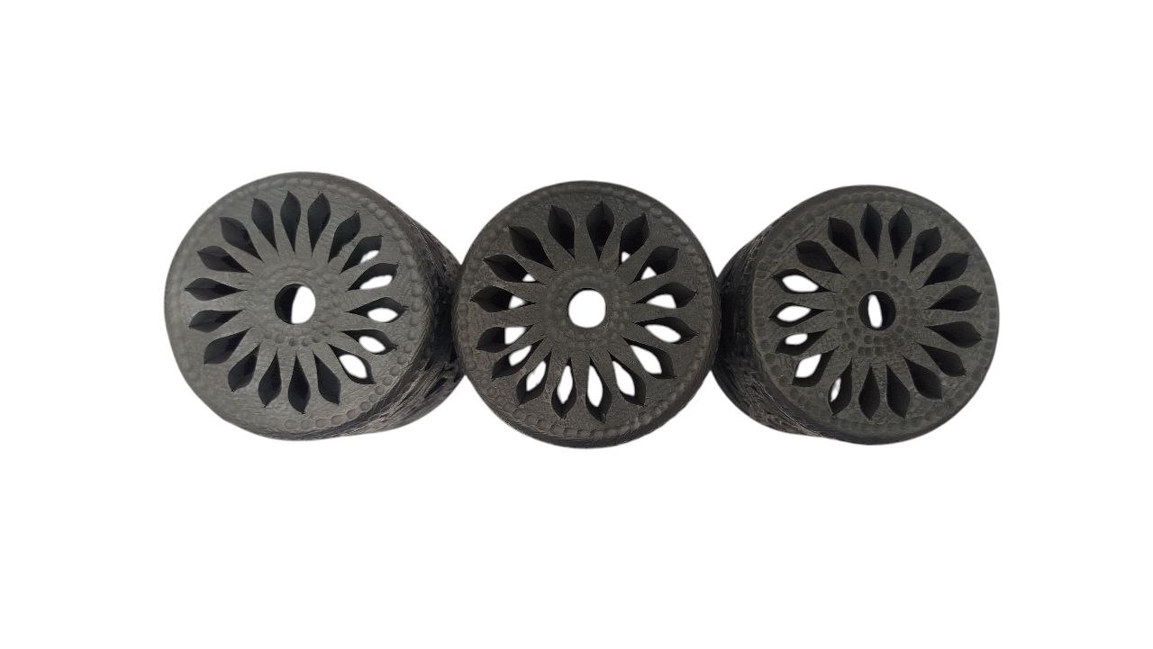 JUEGO DE 3 PANTALLA/PROYECTOR CILINDRICOS DE 12 CM PARA DECORAR TU LAMPARA DE TECHO, CALADO DE FLOR, BARRO NEGRO, CALADO A MANO. - Imagen 5