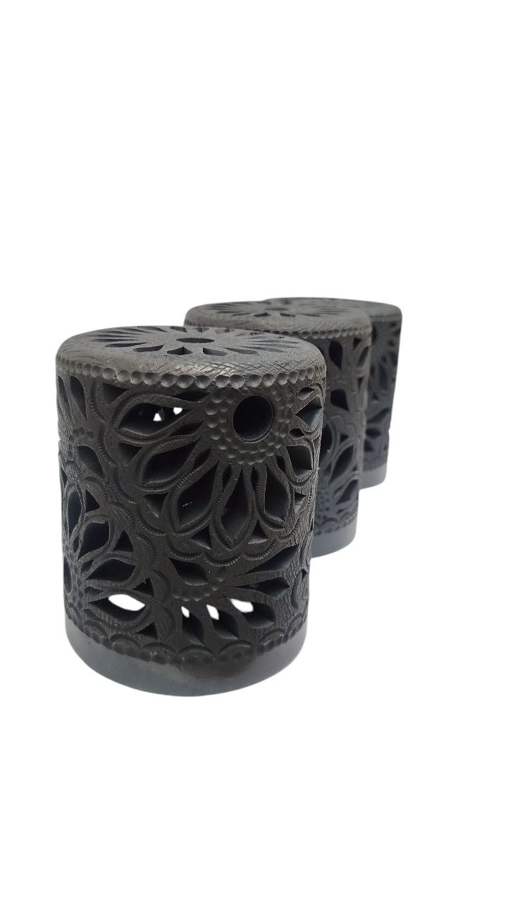 JUEGO DE 3 PANTALLA/PROYECTOR CILINDRICOS DE 12 CM PARA DECORAR TU LAMPARA DE TECHO, CALADO DE FLOR, BARRO NEGRO, CALADO A MANO. - Imagen 3