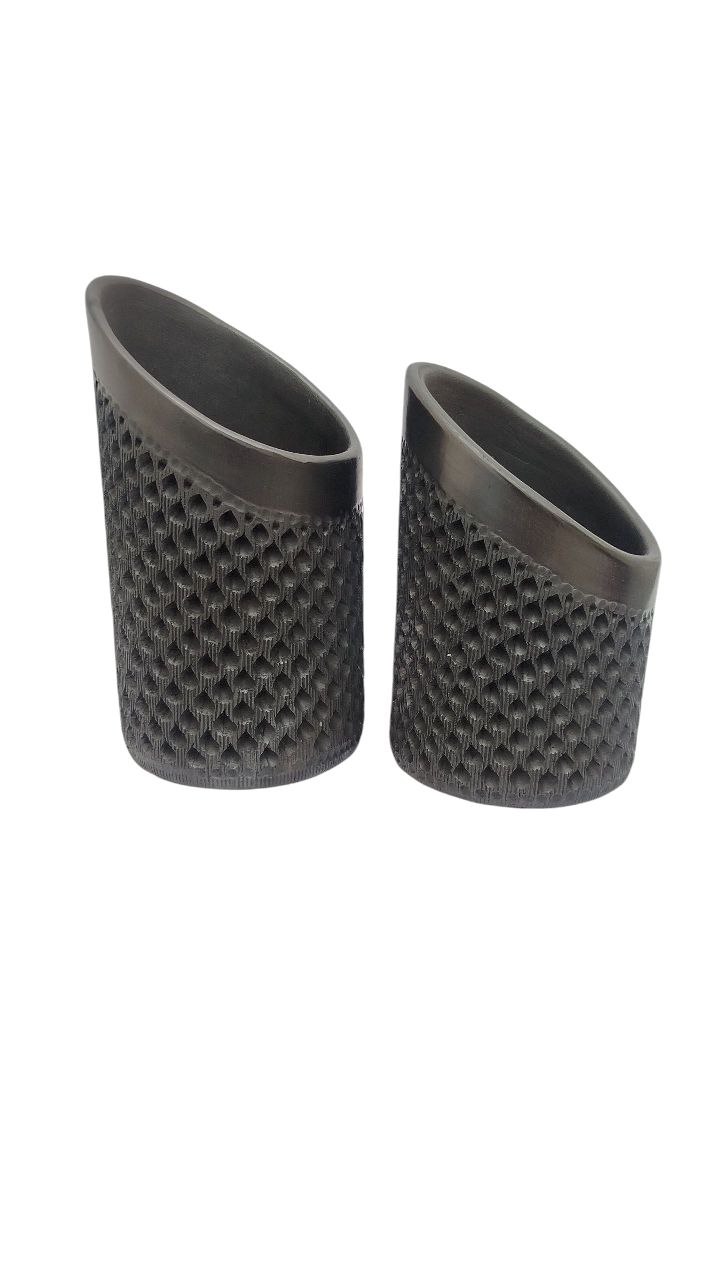 2 PEQUEÑOS FLOREROS DIAGONALES , DISEÑO MINIMALISTA CILINDRICO (16 CM)(13CM), FINO CALADO DE PUNTO, ARTESANÍA DE ALTA CALIDAD (NO APTO P/ AGUA), DECORACIÓN DE INTERIORES, HECHO A MANO EN OAXACA. - Imagen 4