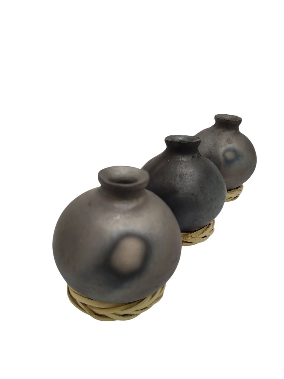 SET DE 3 PEQUEÑAS ANFORAS RUSTICAS DE BARRO NEGRO CON TONALIDADES GRISES, TERMINADOS MATE (8CM), ARTESANÍAS MEXICANAS. - Imagen 3