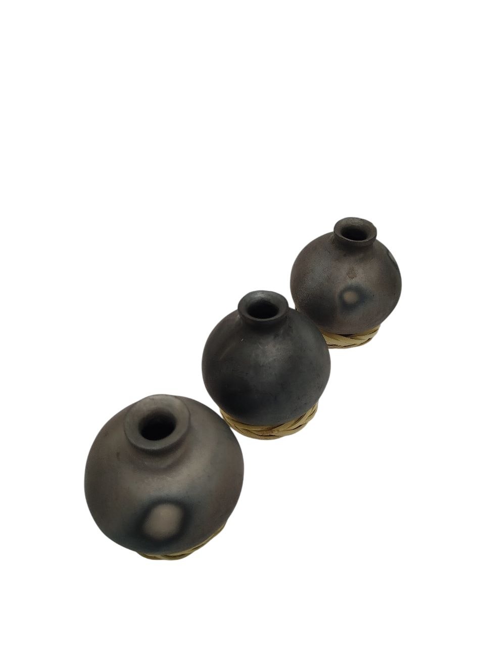 SET DE 3 PEQUEÑAS ANFORAS RUSTICAS DE BARRO NEGRO CON TONALIDADES GRISES, TERMINADOS MATE (8CM), ARTESANÍAS MEXICANAS. - Imagen 4