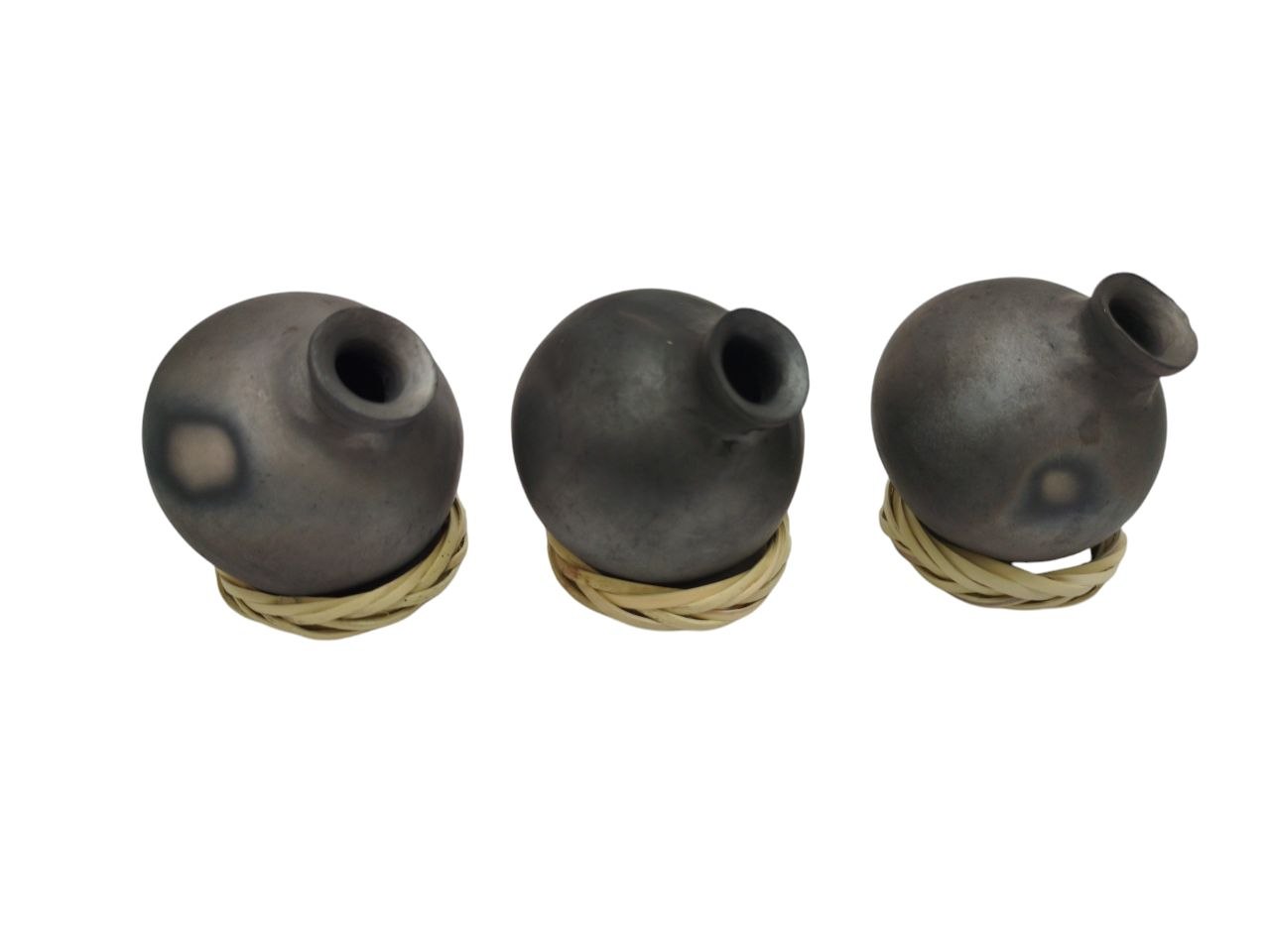 SET DE 3 PEQUEÑAS ANFORAS RUSTICAS DE BARRO NEGRO CON TONALIDADES GRISES, TERMINADOS MATE (8CM), ARTESANÍAS MEXICANAS. - Imagen 5