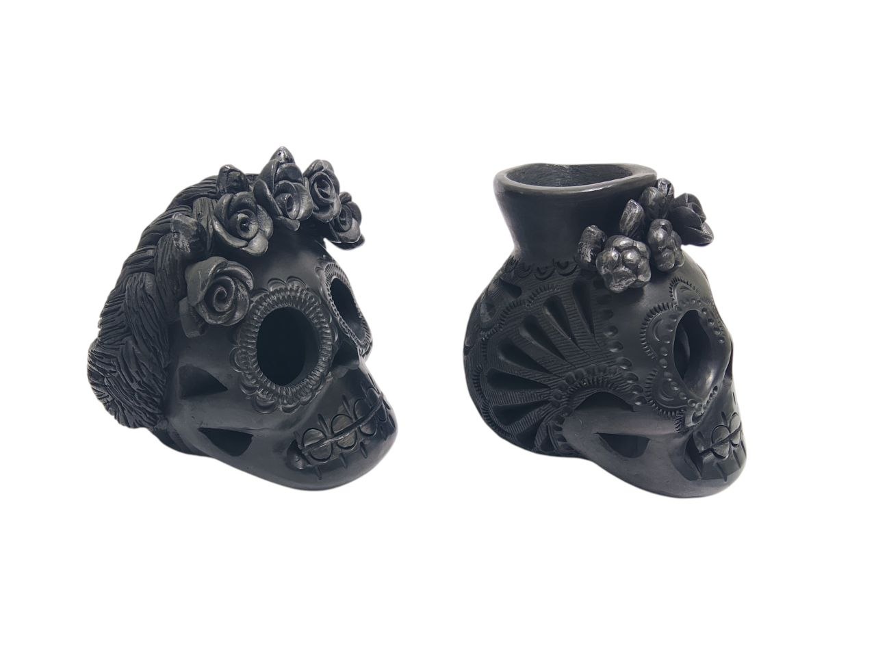 FIGURAS DE CRÁNEOS ARTESANALES, CALAVERAS ESTILO FRIDA EN BARRO NEGRO (9.5CM), DECORACIÓN ESPECIAL, HECHO A MANO, OAXACA. - Imagen 4