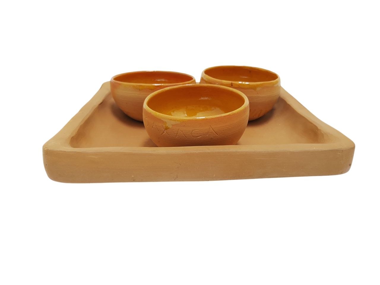 PEQUEÑO SET MEZCALERO DE BARRO BLANCO CON TERMINADOS RUSTICOS; CHAROLA CUADRADA (13 CM) CON 3 JICARAS AL NATURAL. |VAJILLA ARTESANAL, OAXACA MÉXICO - Imagen 3