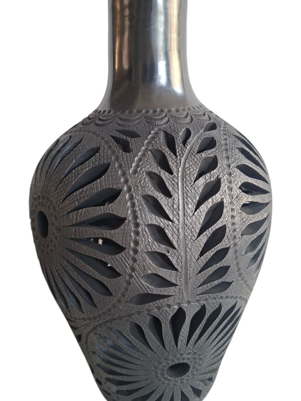 FLORERO DE CUELLO LARGO (36CM) CALADO UNICO DE FLOR HECHO A MANO, FLORERO DE BARRO NEGRO, ARTESANIA OAXAQUEÑA. - Imagen 4